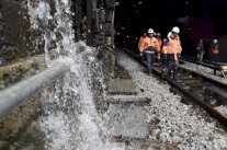 فرنسا تكابد الفيضانات والإضرابات وتهديدًا باعتداءات