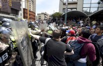 المعارضة تحقق أول خطوة على طريق إقالة مادورو