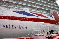 يخت رويال بريطانيا يعيد إلى الملكة اليزابيث ذكرياتها