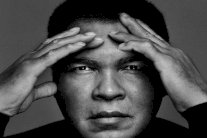 محمد علي كلاي... ثائرٌ يضجّ بالقيم