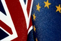 ميركل: بريطانيا ستكون أقوى داخل الاتحاد الاوروبي