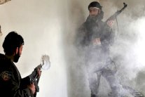 التحالف الدولي يلقي ذخائر لفصائل تقاتل داعش