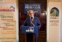 عرب وأميركيون يعيدون 