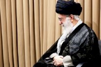 خامنئي يهدد بحرق الاتفاق النووي