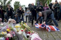 كاميرون يدعو إلى انعقاد جلسة استثنائية للبرلمان