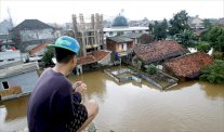عشرات القتلى حصيلة فيضانات وانزلاقات للتربة في اندونيسيا