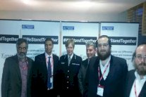 شرطة لندن تجمع مواطنيها على طاولة إفطار