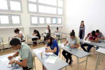 الجزائر تحجب مواقع التواصل لتحصين أسئلة الامتحانات