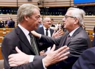 يونكر عانق فاراج وسأله: لماذا أنت هنا اليوم؟ 