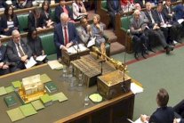 كاميرون لكوربن: بحق السماء استقل يا رجل!