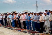 إيران تمنع سكانها السنة من أداء صلاة العيد