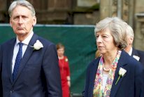 هاموند يحتشد دعماً لزعامة تيريزا ماي