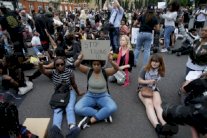 تظاهرة في لندن ضد عنف الشرطة الاميركية تجاه السود