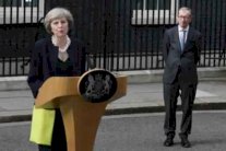 ضغوط على تيريزا ماي في يومها الأول رئيسة للوزراء