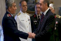 تناقض التقارير عن هوية قائد الانقلاب