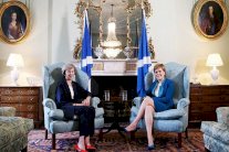 لكن غاب علم المملكة المتحدة عن لقاء ماي ـ ستورجن!