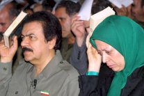 مسعود رجوي المعارض الصلب بين عهدين