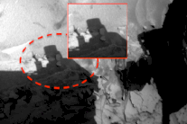 شخص يعتمر قبعة على عربة ناسا في المريخ