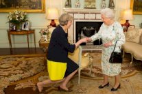 ملكة بريطانيا تعهد لتيريزا ماي بتشكيل الحكومة