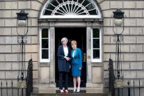 تيريزا ماي تدافع في اسكتلندا عن وحدة المملكة المتحدة