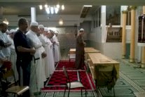 مسلمو مدينة نيس يدفنون موتاهم ويدعون للوحدة الوطنية