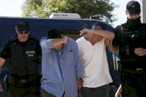 اليونان تحاكم العسكريين الأتراك الثمانية