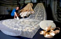 فساتين الملكة إليزابيث تُعرض احتفالا بعيدها التسعين