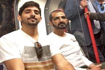 محمد بن راشد ونجله في مترو لندن