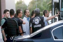 تركيا تحظر سفر الأكاديميين والعزل يطال البرلمان