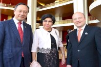 شركة لوبماير تحتفي بـ50 عاماً على تعليق ثرياتها في اوبرا متروبليتان