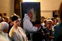 توجيه التهمة إلى شخصين على صلة بقتل الكاهن في فرنسا