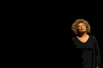 أنجيلا ديفيز: مسؤوليتنا منع ترامب من الوصول