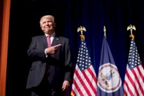 ترامب يمس بالمحرمات المتعلقة بالمؤسسة العسكرية