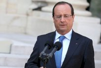 هولاند يندد ب