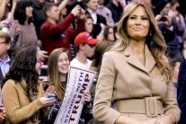 صور زوجة ترامب المثيرة كنز انتخابي قدمه المناوئون