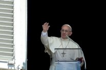 غداء يجمع البابا فرنسيس واللاجئين السوريين