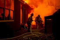 الآلاف يفرون من حريق في كاليفورنيا