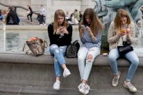 ثلث المراهقات في انكلترا يعانين الكآبة