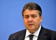 نائب ميركل يوجه حركة بذيئة لناشطين من اليمين المتطرف