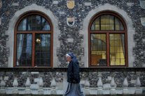 بريطانيا تسرّع الخطى نحو اللا دينية