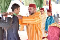 الملك محمد السادس يوشح عددًا من الشخصيات بأوسمة رفيعة