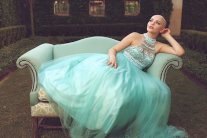 مراهقة تحارب السرطان بثياب سندريلا