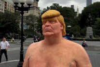 ترامب يتنقل عاريا بين حدائق أميركا