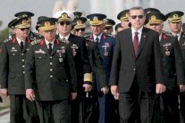 منح اردوغان صلاحية تعيين قائد الجيش