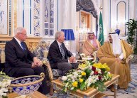 العاهل السعودي يستقبل وفداً أميركياً