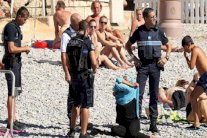 شرطة نيس تجبر مسلمة على خلع البوركيني