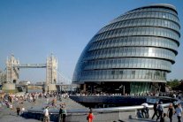 المرأة محور معرض زرياب للأزياء في لندن