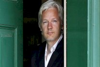 شبح أسانج يخيم على كلينتون وحزبها