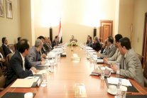 الحكومة اليمنية ترحب بمبادرة كيري لحل النزاع