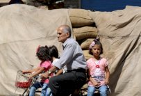 المدنيون السوريون المحاصرون ينتظرون المساعدات